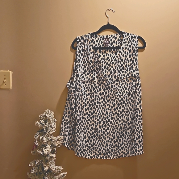 Sleeveless Black and White Top - Picture 1 of 3